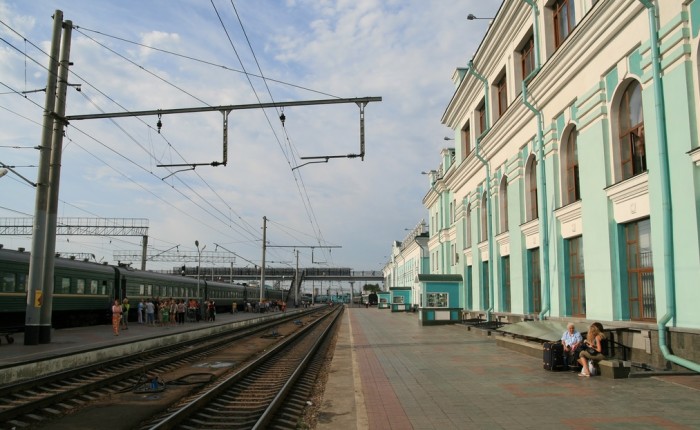 Омский вокзал. Фото Bernt Rostad
