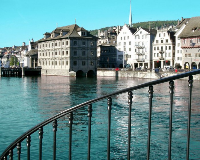 Набережная реки Лиммат в Цюрихе