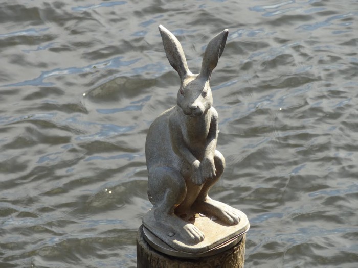 Статуя зайчика — памятник всем наводнениям, которые когда-либо были в Петербурге