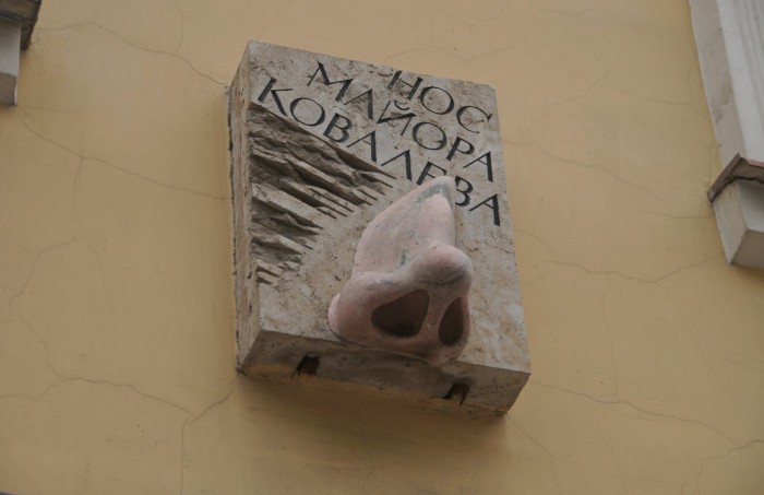 Скульптура «Нос» на Вознесенском проспекте Питера