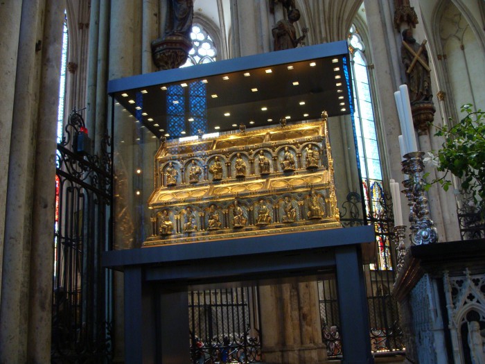 Искусно отделанный золотой ларец в соборе Кельна