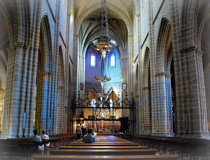 Внутри собора Памплоны, фото Antonio Gil