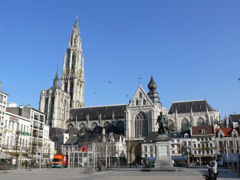 Вид на центральный собор и памятник Рубенсу, фото Ad Meskens