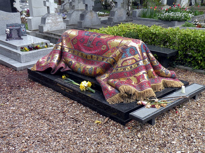 Могила Нуриева на кладбище Сент-Женевьев-де-Буа; фото Vitold Muratov