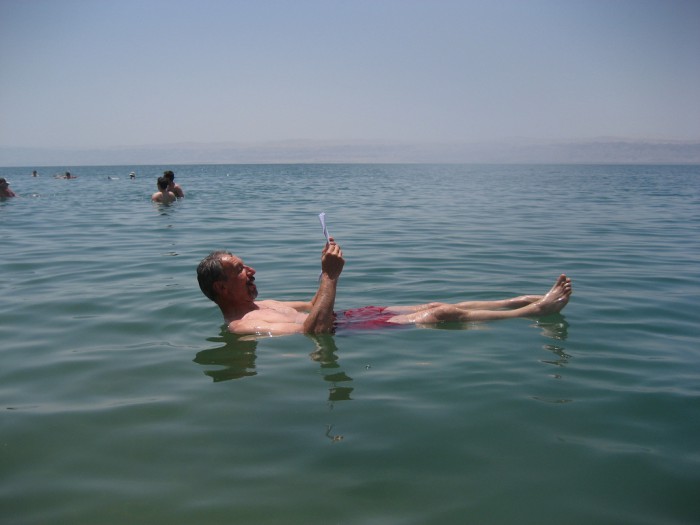 Вода Мертвого моря хорошо держит — можно и почитать, фото Arian Zwegers