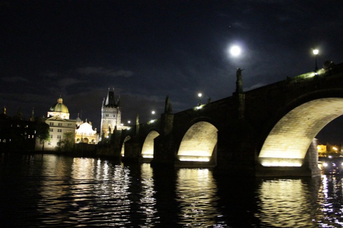 Полная луна над Карловым мостом — незабываемое зрелище