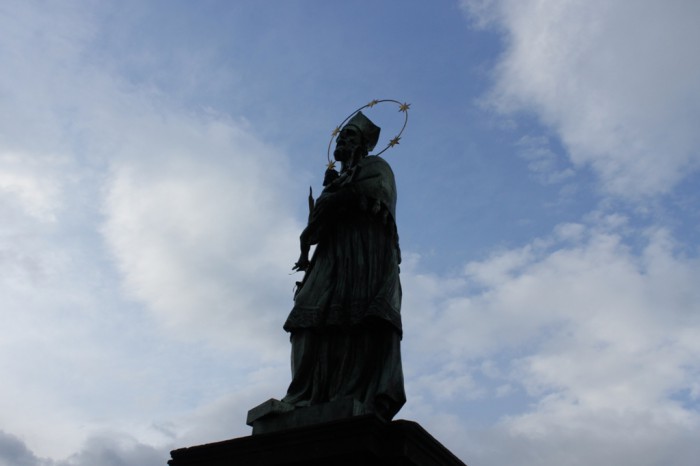 Возле памятника Яну Непомуцкому на Карловом мосту нужно обязательно загадать желание