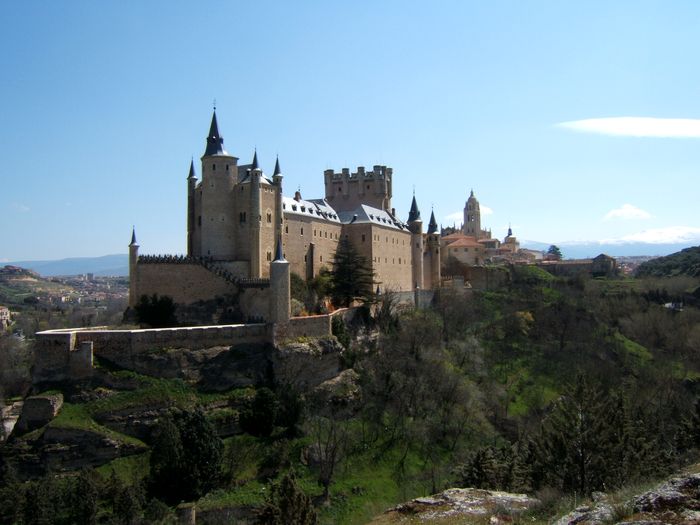 Основанный в XII веке замок Сеговии
