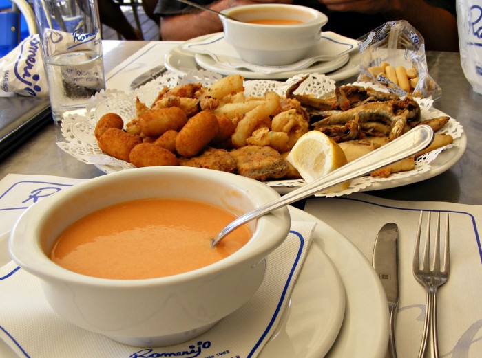 Томатный суп (gazpacho) и жареная рыба (pescaito frito), фото Patataasada