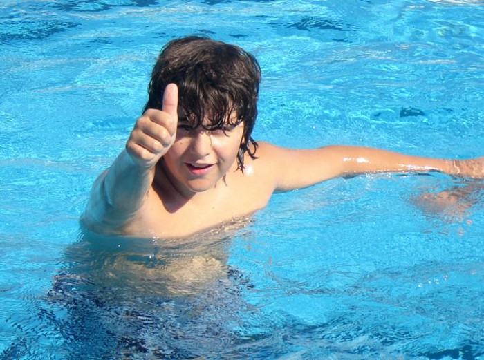 Мальчик в бассейне, фото Gabriella Fabbri