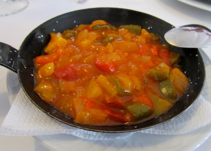 Pisto manchego, закуска из баклажанов с томатами, фото Dan