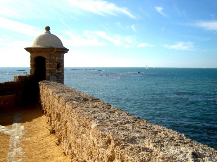 Вид на океан со старинных стен Кадиса, фото jmbenzo