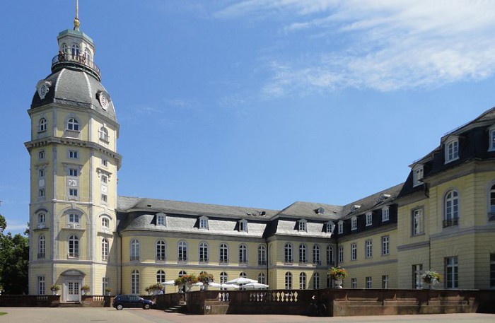 Башня дворца Карлсруэ, фото AndreasPraefcke