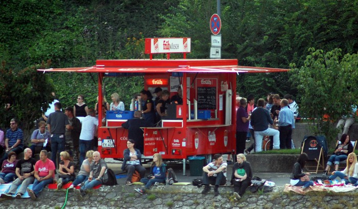 Зрители занимают места на набережной Рейна задолго до официального открытия фестиваля, фото Günter Hentschel
