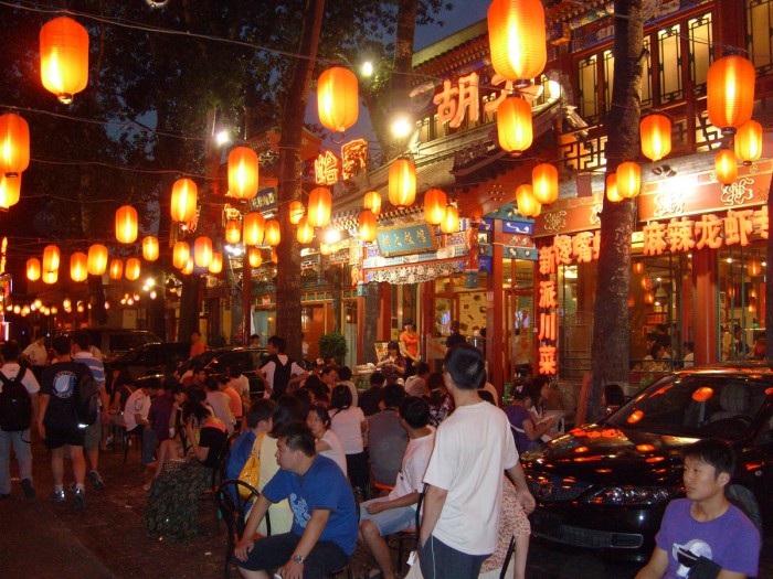 Улица закусочных и ресторанов в Пекине