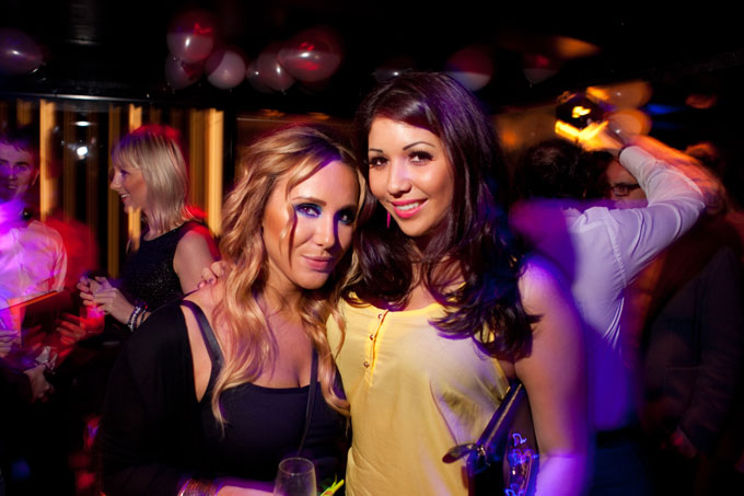 the-valmont-private-members-club-chelsea-forget-me-not-fridays-blonde-and-brunette-girl-in-dancefloor-london-nightlife-photos